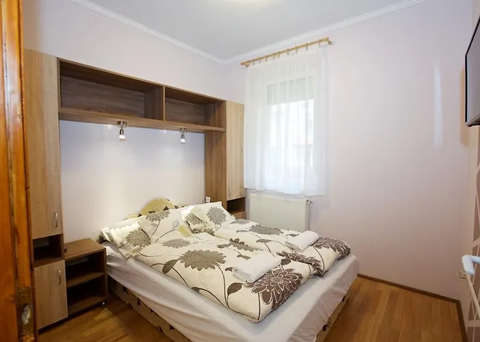 Zoli Apartmanok-Maya Koelcsey 34-36