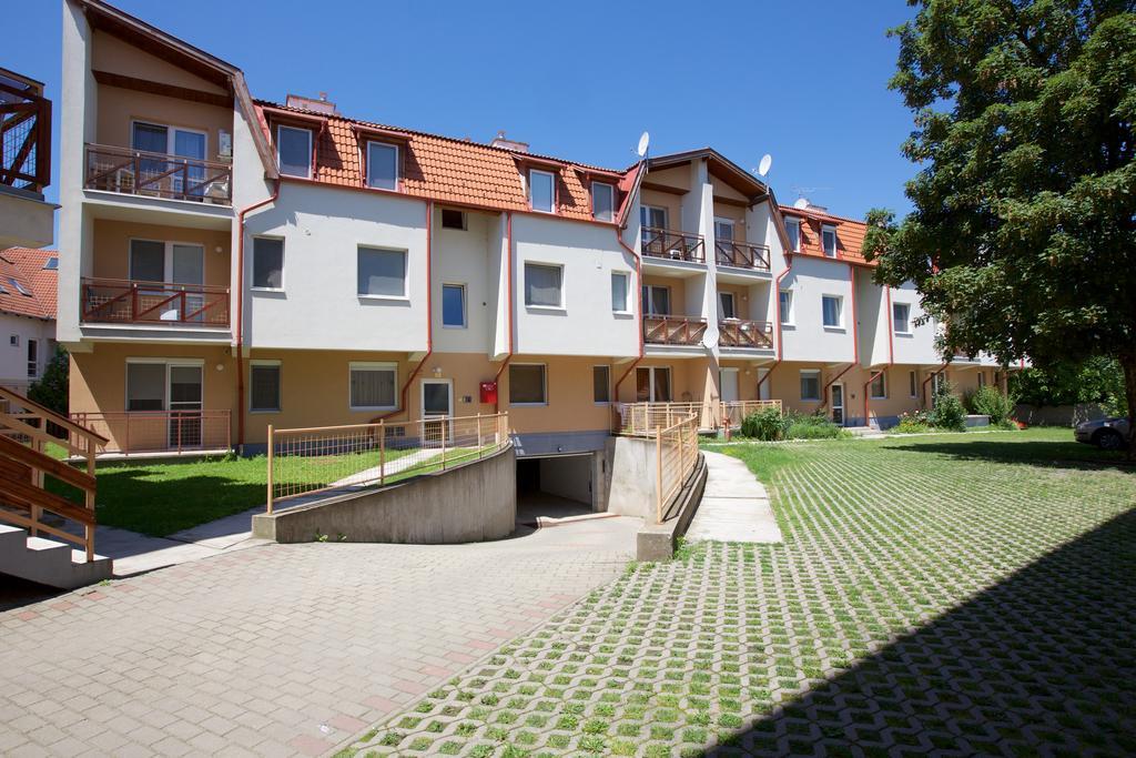 Zoli Apartmanok-maya Koelcsey 34-36 *
